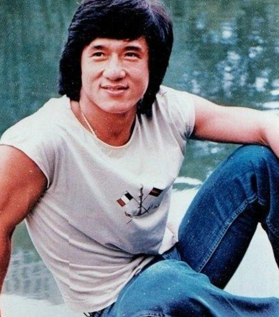 成龙早年时候照片,白色体恤衫 蓝色牛仔裤.你还知道哪些旧照片呢?