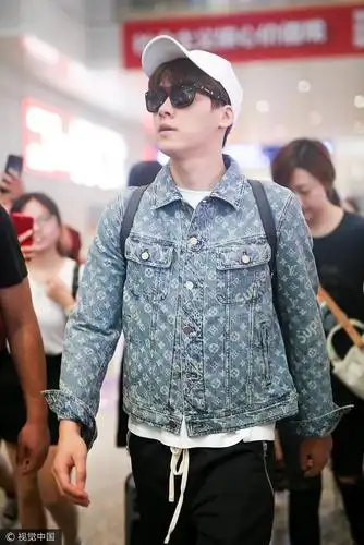明星爱大牌:男版带货王 李易峰穿爆款牛仔外套耍帅