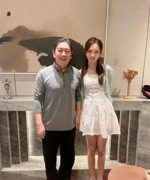 大肚腩身材发福,女方身材火辣颜值高|央视|杨迪|记者|水亦诗|战争法