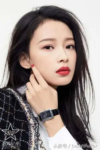 孙怡首次公开女儿正面照,小酒窝可爱抢镜,大眼睛单眼皮像董子健_明星