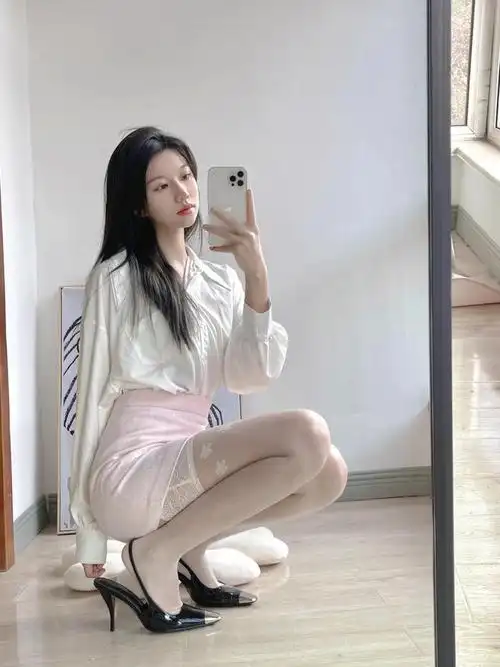 喜欢对镜自拍的女生主要是为了秀一下自己的好身材