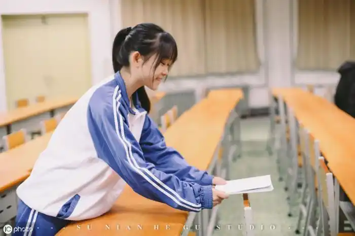 清纯校服女生校园的清纯穿校服的女孩