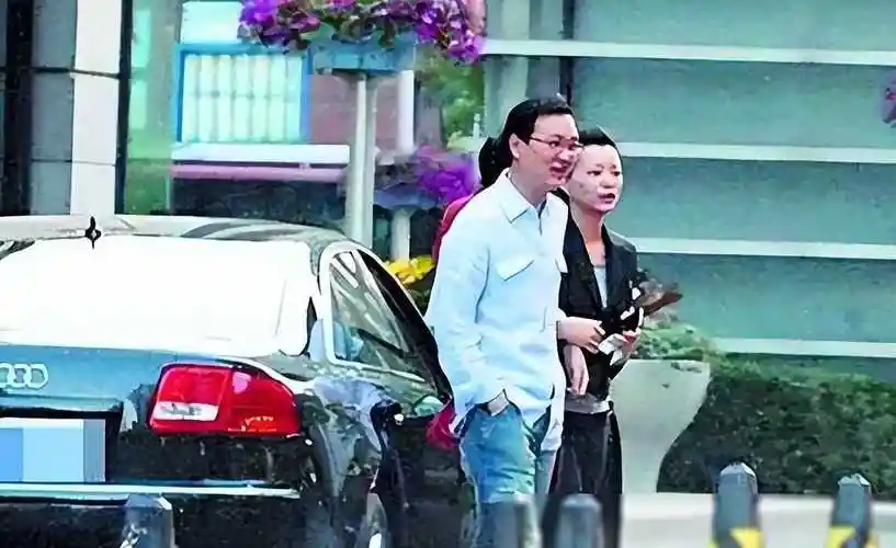 董卿夫妇低调露面她肌肤白皙似少女丈夫密春雷低调陪同