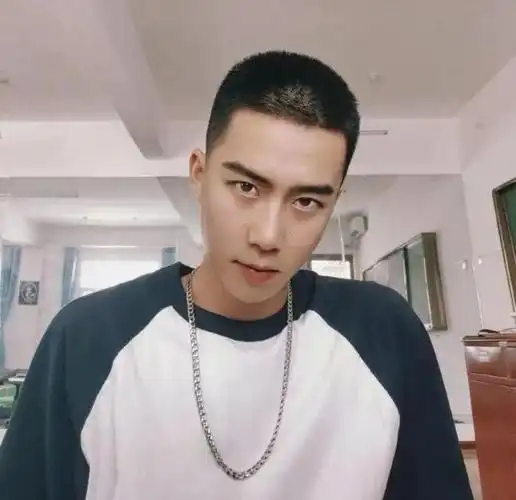 也没有太多时间去打理头发,那么阿北建议大家试试这款寸头发型,把整体