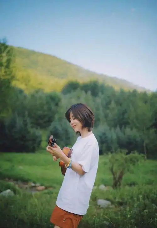 谭松韵白色t恤短裤生活风写真,一头齐肩短发清爽干净,少女感十足.