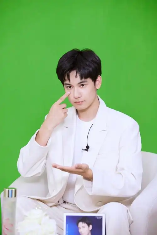 享受生活7015@雅诗兰黛护肤大使@演员胡先煦助你成为更好的自己