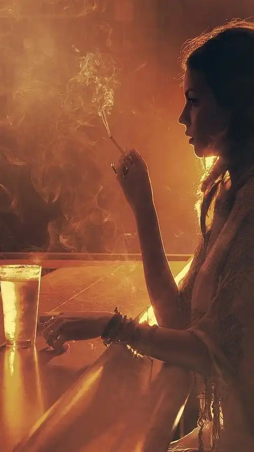 女孩在酒吧喝酒