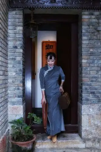 国民上海弄堂风情旗袍美女.