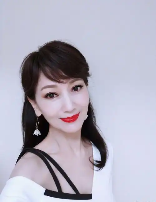 1/ 12 搜狐娱乐讯 10月8日,赵雅芝在网上上更新了一组自己的礼服照片