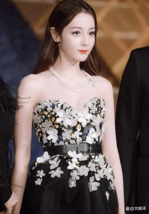 偶遇迪丽热巴现身巴黎,脸部圆润双下巴明显,身材发福变化大