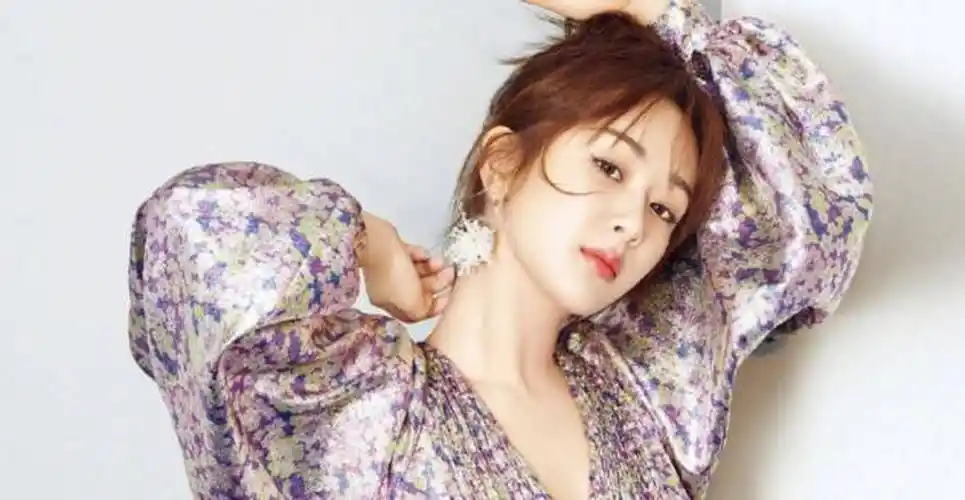 正能量偶像杨紫,曾被前辈说丑劝转行,如今已是娱乐圈上层.