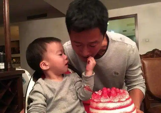 吴京晒一家四口拳头照,宣布老婆二胎产子,宝宝名字叫"无虑"