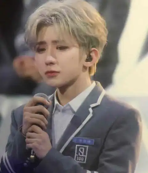 有种哭泣叫做蔡徐坤的哭泣,直接把头仰到45度,哭的很高级