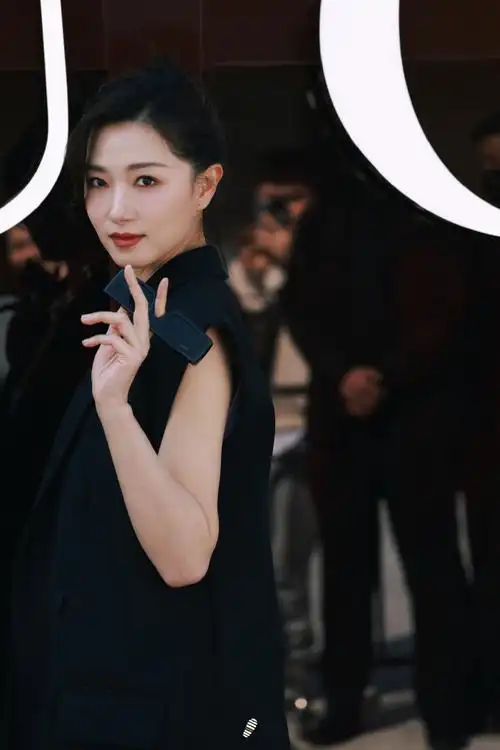 #万茜黑色无袖风衣##万茜的项链好大#