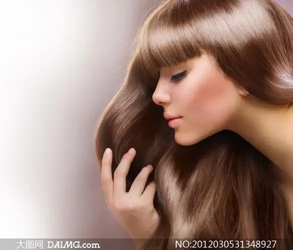 用手抚摸头发的外国美女模特高清摄影图片