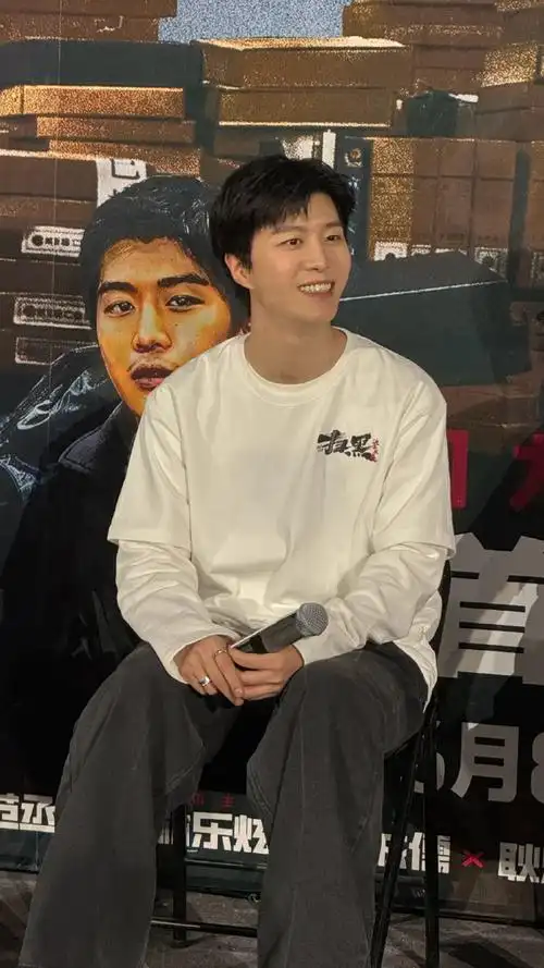 范丞丞|live生图.  范丞丞好白啊,在眼前反光.