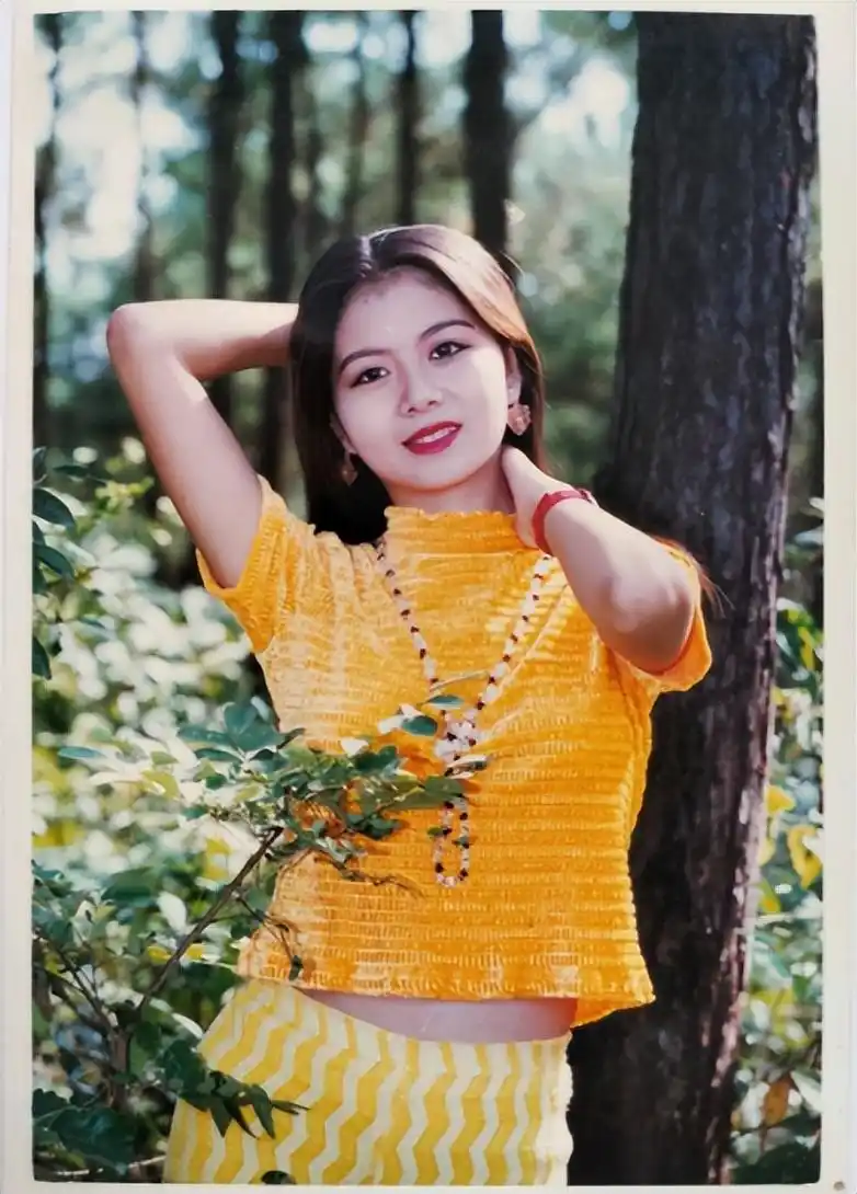 老照片:九十年代的女性,衣着艳丽,活力四射