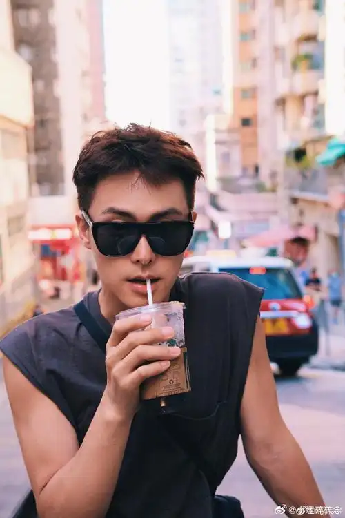 马天宇港风#欢迎回到90年代～墨镜配上花衬衫,用上90年代感的滤镜