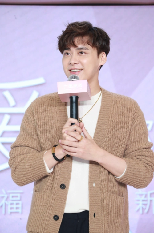 李易峰卷发毛衣造型帅气迷人 透露"顾耀东"后期有成长不会"菜"