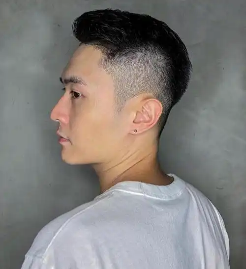 男生"两边铲光"发型清爽帅气,2020夏天这样剪,你就是最靓的仔