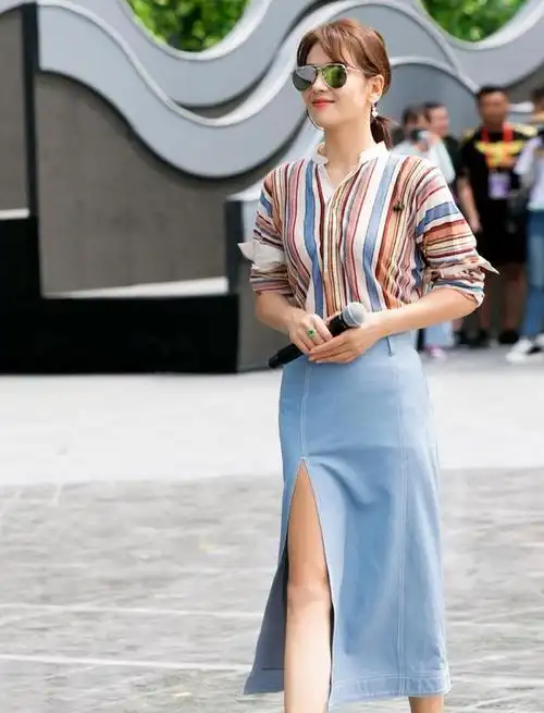 刘涛这么穿好清新,彩虹衫配牛仔开叉裙清爽减龄,少女颜哪像41岁