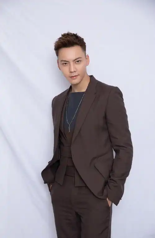 陈伟霆酷帅有型时尚写真图片
