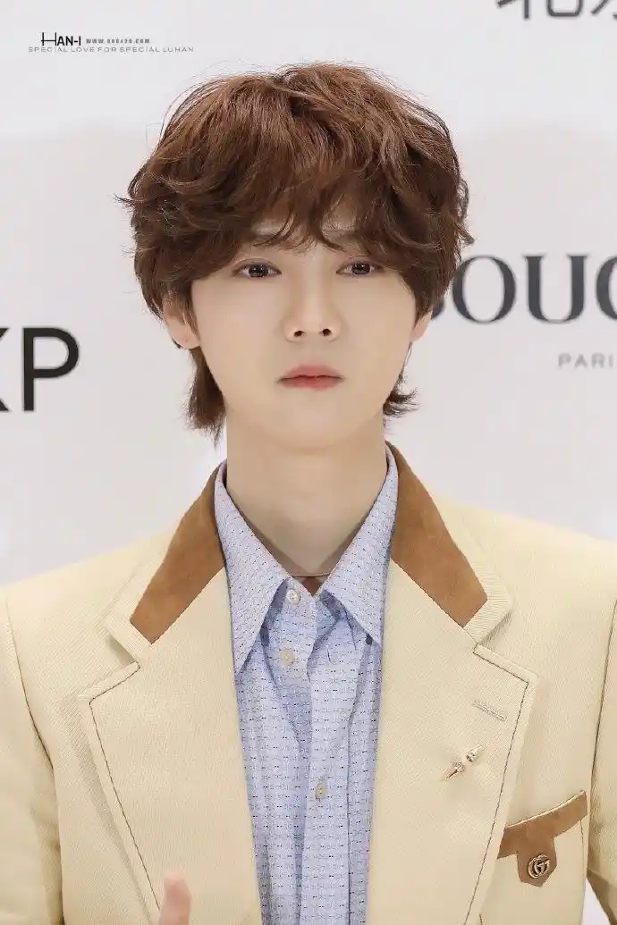 鹿晗一头卷毛出席宝诗龙快闪活动 洋娃娃就该被打扮得漂漂亮亮