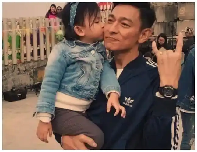 老来得子的刘德华,成了名副其实的女儿奴,连周润发都看不下去了