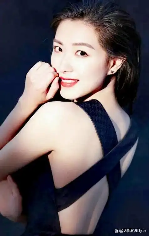 万茜,2002年进入演艺圈,以电视剧《金锁记》正式出道.