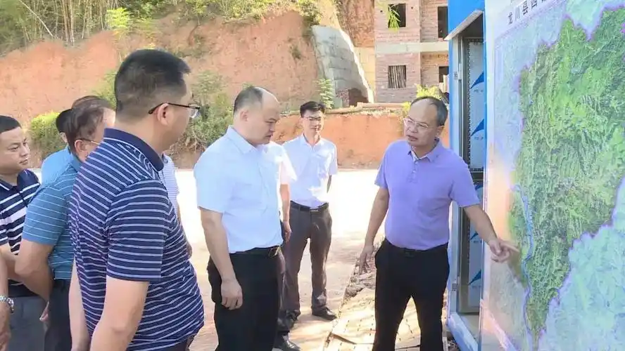 10月6日,县委副书记,县长刘力到四都镇调研检查道路交通安全,农业产业