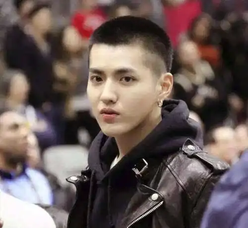 王源寸头现身机场 全新造型简单又酷帅!