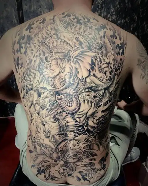 满背象神纹身图片_背部新传统纹身图案