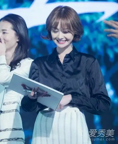 一身黑白配的她看起来更时髦呢,黑色衬衫搭配短卷发透着小妩媚感,郑爽