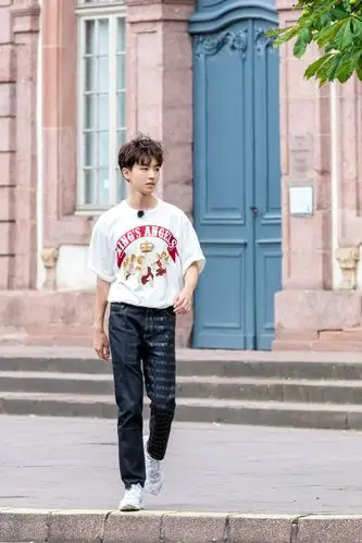 9月21日 22:11   关注  王俊凯 男神 男装 明星 街拍 评论 收藏