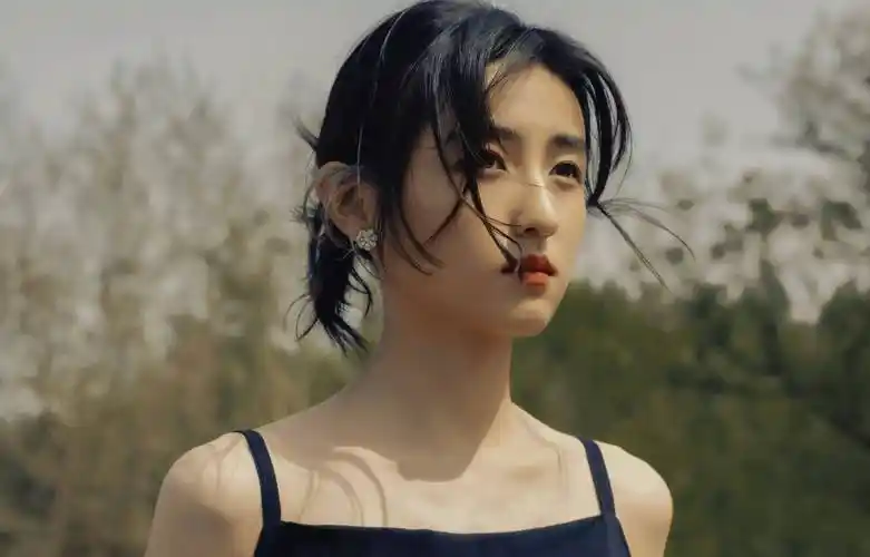 张子枫黑色吊带连衣裙性感美背写真