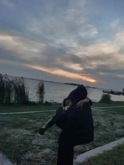 没有男朋友就借女朋友假装很浪漫