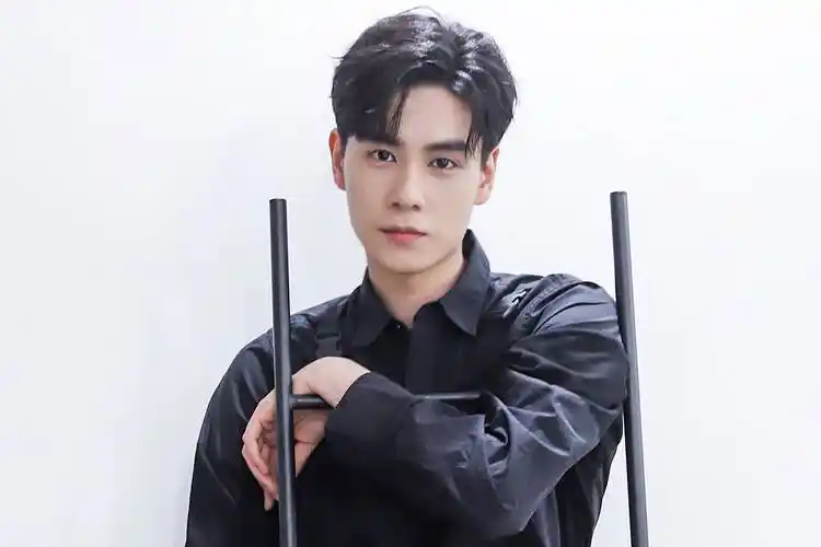 校服男神胡一天:昔日尺度大揭秘,这些黑历史令人惊叹刺激!