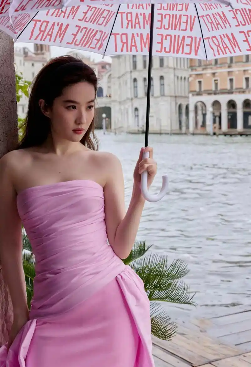 刘亦菲出席宝格丽威尼斯人高级珠宝活动.