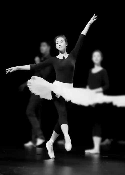 宋茜芭蕾舞照图片体态优雅