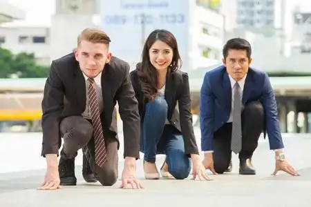 集团的商人妇女开始运行的立场准备在商业竞争中战斗照片