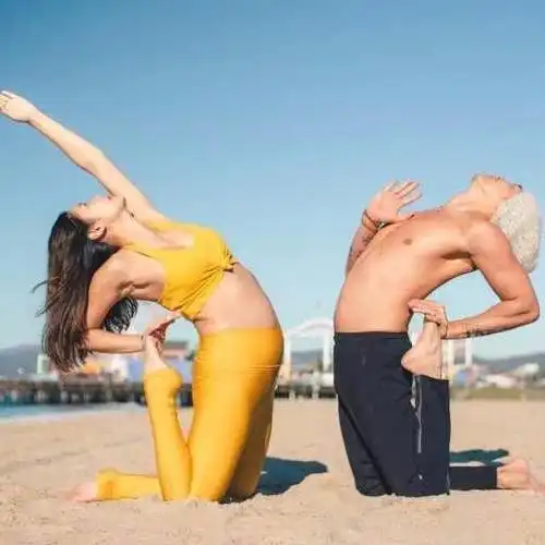 乐基儿与老公罕见合体做瑜伽,拍幸福孕照,两人深情对视恩爱无比_lan