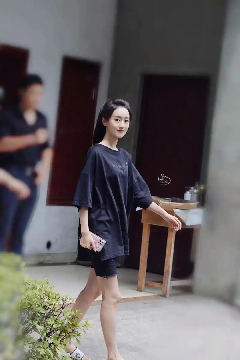 袁冰妍  拖鞋光脚