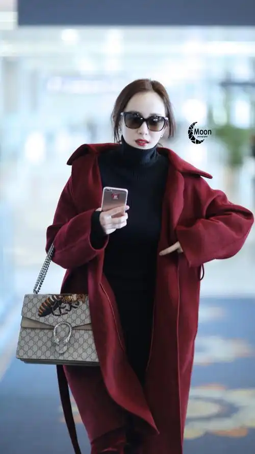 杨幂红色大衣性感霸气机场街拍图