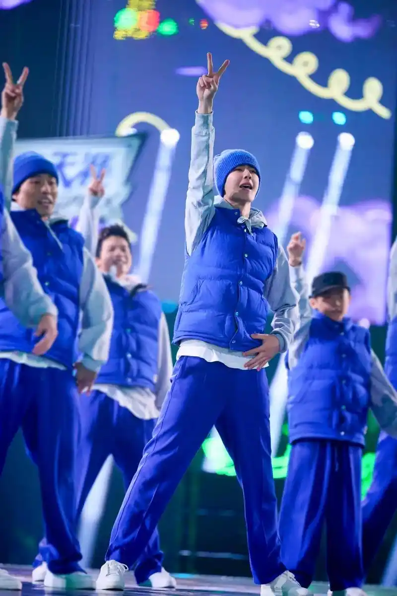 看一博队长跳舞 本身就是一件浪漫的事 ##王一博这就是街舞绿 - 抖音