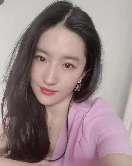 刘亦菲晒素颜照,33岁皮肤依旧吹弹可破,为《花木兰》票房真拼