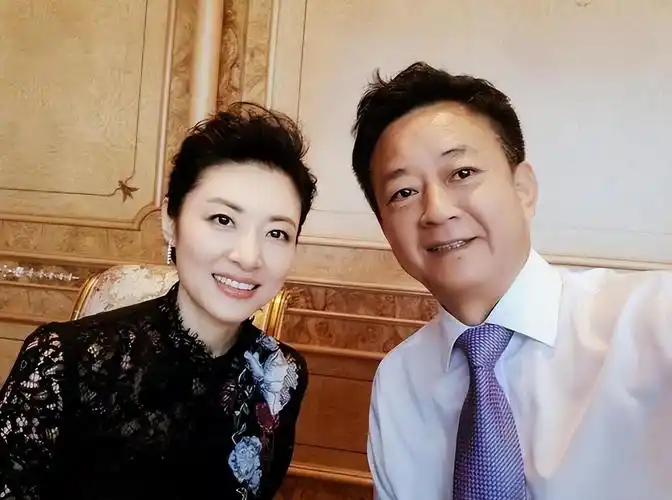 这一次,56岁的周涛,走上了和董卿"截然相反"的道路