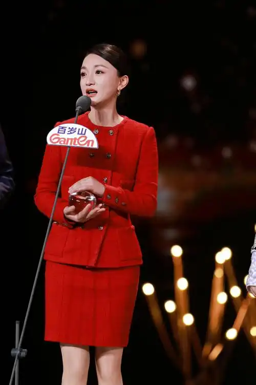 i周迅 是《大明宫词》里古灵精怪的太平公主,是《红高粱》敢爱敢恨的