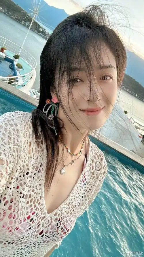 40岁蒋欣晒出游照,身材苗条穿粉色仙气飘飘,艳冠群芳名不虚传