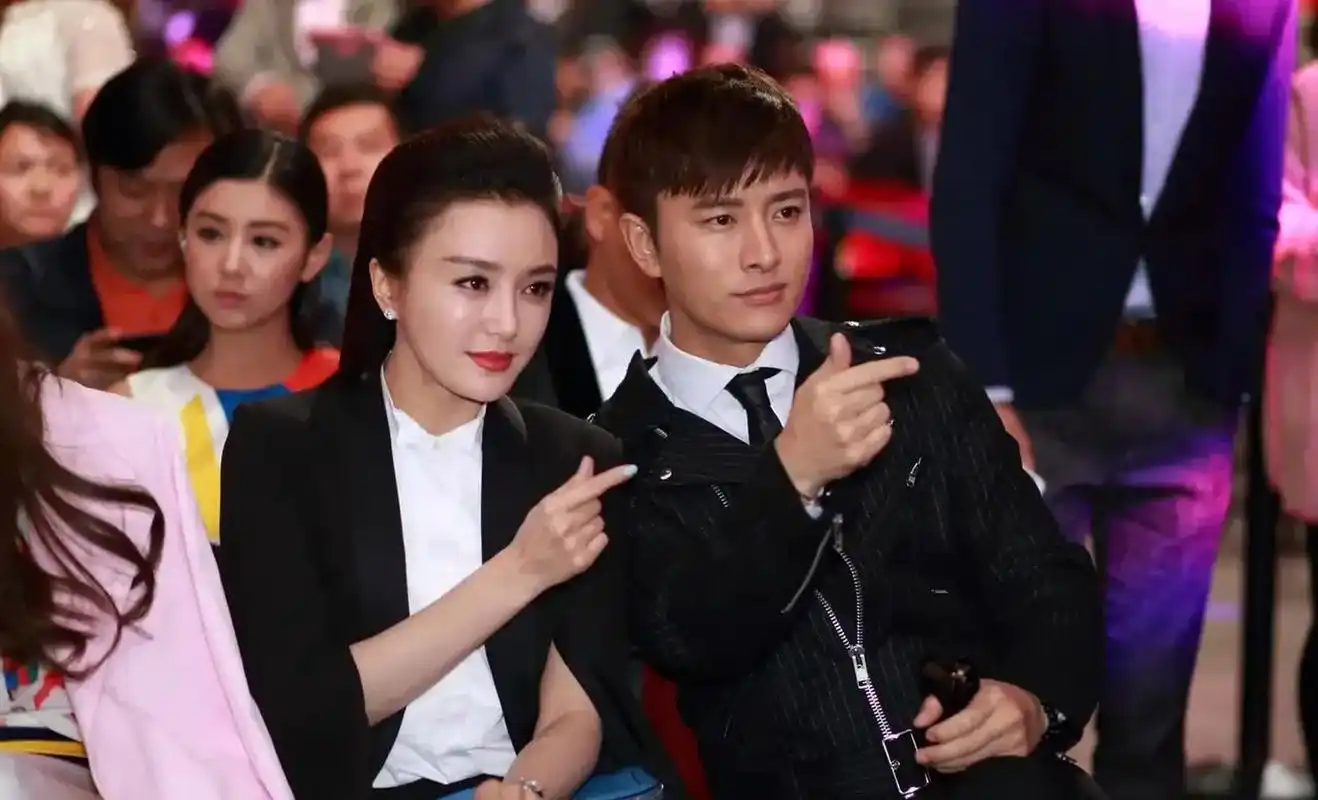 秦岚和她的好朋友贾乃亮,俩人还挺有夫妻相的.#动态创作月# #娱乐