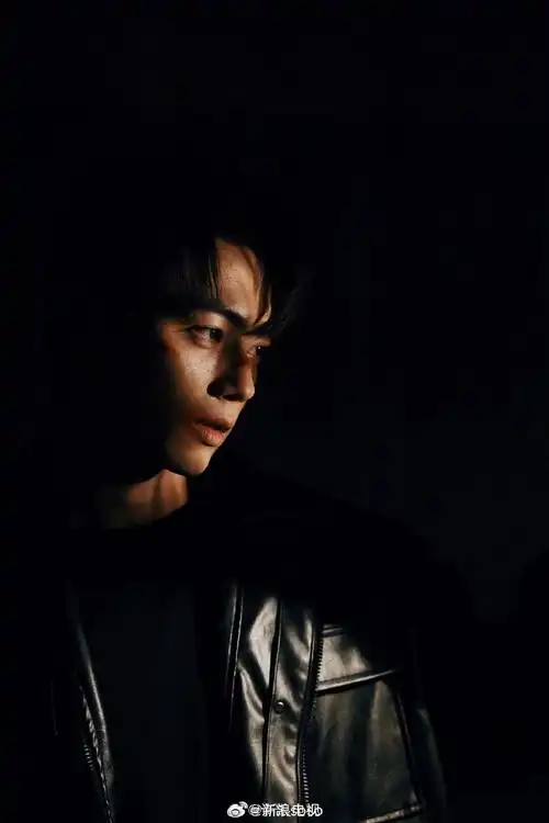 许凯黑白战损大片